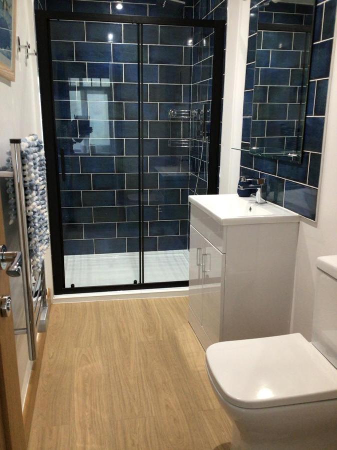 Victoria Cottage: Beautiful bathroom with modern shower, toilet and washbasin.