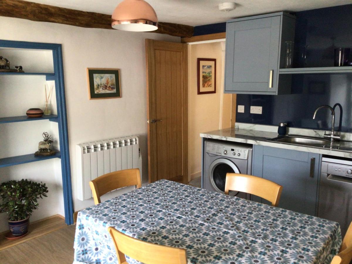 Victoria Cottage: Kitchen.