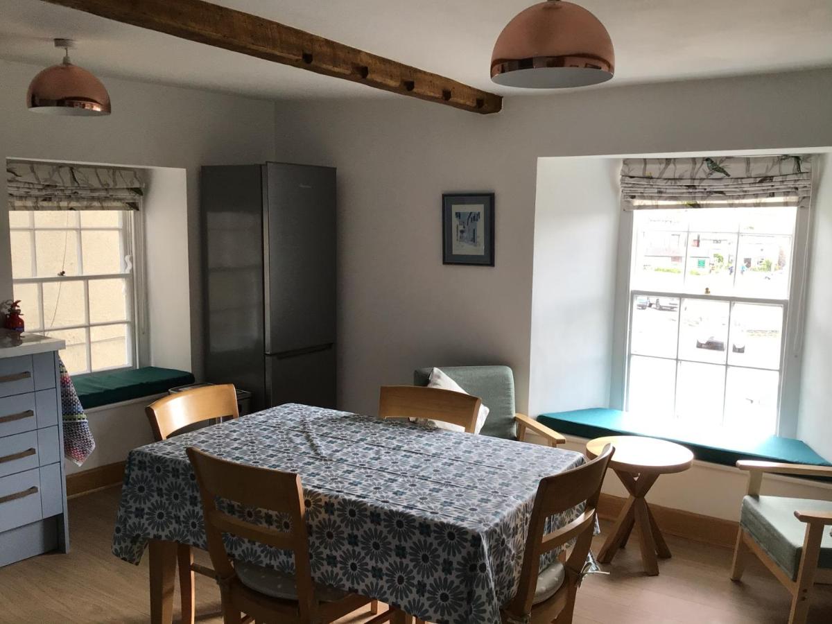 Victoria Cottage: Kitchen with lovely window seat and view.