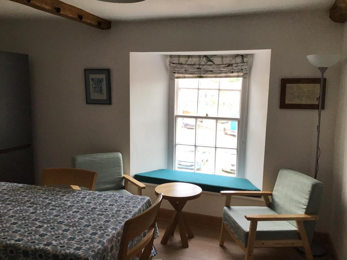 Victoria Cottage: Seating area in kitchen. Great view!