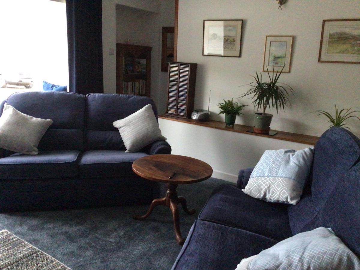 Victoria Cottage: Sitting room with comfortable sofas, freesat TV, books, games and DVD and CD players.