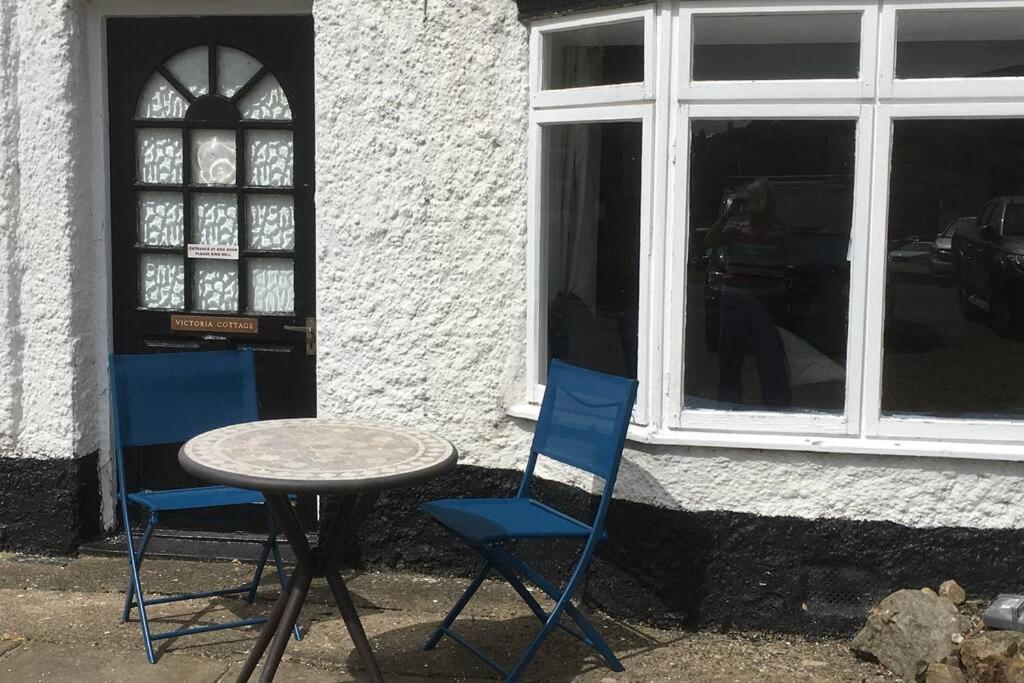 Victoria Cottage: Designated outside table and chairs.